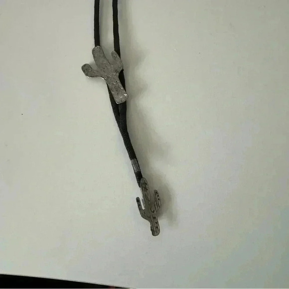 Vintage silver toned boho western ranch cactus bolo tie - Picture 4 of 5